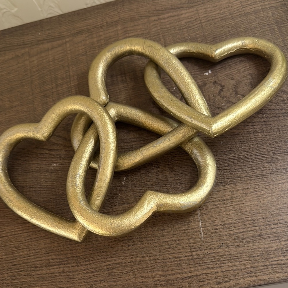 Chic Gold Heart Interlocking Decor